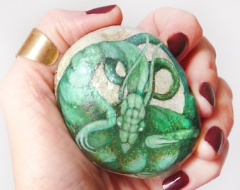 Stone with a hand painted colorful fantasy dragon,handbemalte steine,weird miniatures,steinbemalt,dragon rock,dragon painting,fantasy art