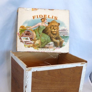 Antique Fidelis wooden cigar box 1910