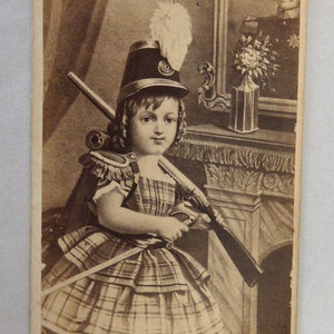 Antique CDV carte de visite photo girl tartan dress sword gun Vicgtorian military General fireplace