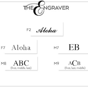 K&ouml;nnte beinhalten: Ein wei&szlig;er Hintergrund mit schwarzem Text, der verschiedene M&ouml;glichkeiten zum Gravieren von Namen zeigt. Der Text enth&auml;lt "Aloha", "EB", "ABC (first, middle, last)" und "ACB (first, last, middle)".
