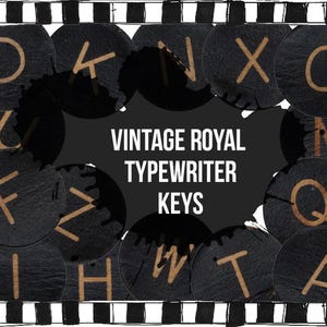 Op de afbeelding: Vintage Royal typemachinetoetsen, een verzameling ronde zwarte toetsen met gouden letters, waaronder de letters D, K, N, X, O, C, F, Z, I, H, W, T, A, M, Q. De toetsen zijn in een cirkelvormige opstelling met de tekst "Vintage Royal Typewriter Keys" in het midden.
