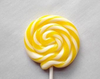 10 piruletas de caramelo con espiral hechas a mano, personalizadas, de cualquier sabor, 2.5", MadScienceSweets, recuerdos de fiesta, amarillas y blancas