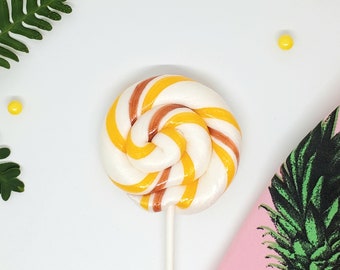 10 piruletas de caramelo con espiral hechas a mano, personalizadas, de cualquier sabor, 2.5", MadScienceSweets, recuerdos de fiesta, amarillo, marrón y blanco