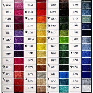 Pu&ograve; includere: Una cartella colori di filo da ricamo DMC con una variet&agrave; di colori, tra cui rosso, verde, blu, giallo e viola. La cartella &egrave; organizzata per numero di colore, con ogni colore rappresentato da un piccolo quadrato di filo. La cartella &egrave; etichettata con i numeri di colore DMC.