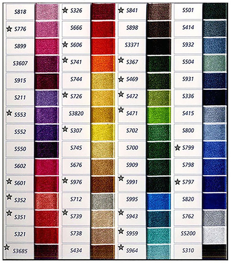 Pu&ograve; includere: Una cartella colori di filo da ricamo DMC con una variet&agrave; di colori, tra cui rosso, verde, blu, giallo e viola. La cartella &egrave; organizzata per numero di colore, con ogni colore rappresentato da un piccolo quadrato di filo. La cartella &egrave; etichettata con i numeri di colore DMC.