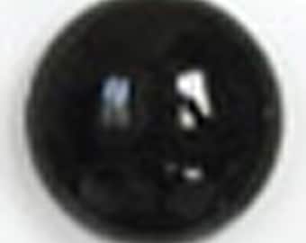 Puede incluir: Una cuenta de vidrio negra con una superficie lisa y brillante.