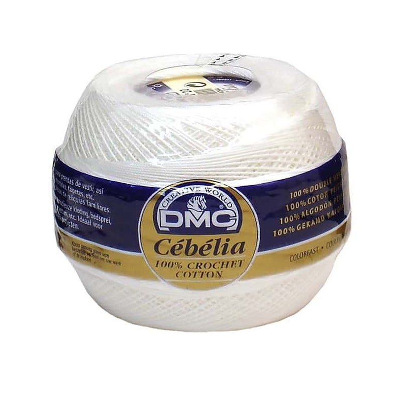 K&ouml;nnte beinhalten: Eine wei&szlig;e Garnrolle von DMC C&eacute;b&eacute;lia 100% H&auml;kelgarn aus Baumwolle. Das Etikett lautet "Creative World DMC C&eacute;b&eacute;lia 100% Crochet Cotton 100% Double White 100% Coton Perl&eacute; 100% Algod&oacute;n Puro 100% Gekamd Katoen Colorfast - Colorante"