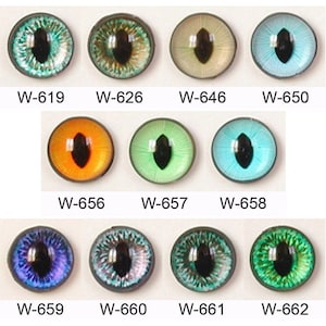 Puede incluir: Surtido de 12 ojos de vidrio para hacer muñecas, con varios colores y diseños, incluyendo verde, azul, naranja y morado. Cada ojo tiene una pupila negra y un iris blanco.