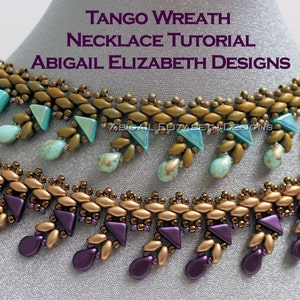 Puede incluir: Dos collares de cuentas con el texto "Tango Wreath Necklace Tutorial" y "Abigail Elizabeth Designs". El collar superior presenta cuentas turquesas y doradas, mientras que el collar inferior tiene cuentas moradas y doradas.