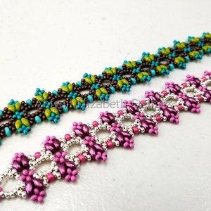 Op de afbeelding: Twee kralenarmbanden. Eén is turquoise, bruin en limoengroen. De andere is roze en zilver. De armbanden hebben een bloemenpatroon. De tekst "Abigail Elizabeth Designs" is zichtbaar.