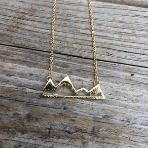 Gold Mountain Necklace, Mountain Charm Necklace, California Necklace, Northwest Necklace, Gift for her, 18k Gold plated imagem 3