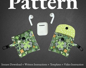 Könnte beinhalten: Ein Nähmuster für ein Airpod-Etui aus grünem und weißem Stoff mit einem Kleeblatt-Design. Das Muster umfasst zwei Größen und zwei Stile: gebogener und abgewinkelter Verschlussdeckel. Sofortiger Download + schriftliche Anweisungen + Vorlagen + Videoanleitung.