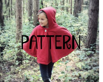 Peut inclure: Une cape à capuche rouge avec un patron de couture. La cape est portée par un enfant dans un décor de forêt. Le texte "PATTERN" est écrit en noir sur le devant de la cape.