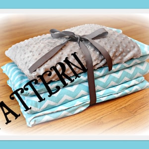 Puede incluir: Una pila de tres almohadas atadas con una cinta gris. La almohada superior es gris con una superficie texturizada. Las dos almohadas inferiores son azules y blancas con un patrón de chevron. Las almohadas están sobre una superficie de madera. La palabra "PATTERN" está escrita en letras negras grandes sobre la imagen.