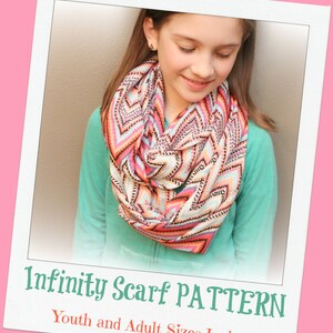 Puede incluir: Una niña con una camisa turquesa y una bufanda infinita de colores con un patrón de chevron. La imagen incluye el texto "Infinity Scarf PATTERN" y "Youth and Adult Sizes Included".