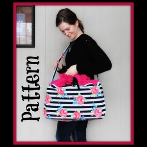 Puede incluir: Un bolso tote grande con un estampado de rayas blancas y negras, adornado con rosas rosas y detalles florales azules. El bolso tiene un cierre de cordón rosa y una correa para el hombro estampada. La palabra "Pattern" está impresa verticalmente en el lado izquierdo.