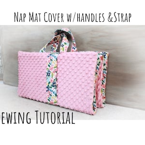 Puede incluir: Funda de colchón de siesta rosa con asas de tela floral y una correa. La funda tiene una superficie texturizada acolchada. Tutorial de costura.