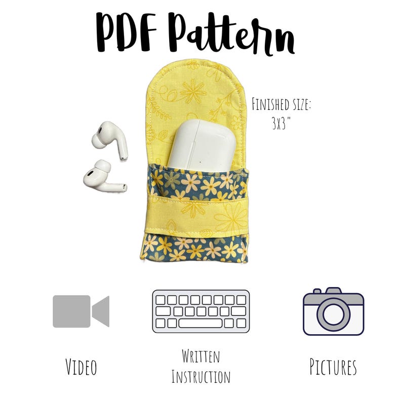Op de afbeelding: Een gele stoffen tas met een bloemenpatroon, ontworpen om een ​​paar draadloze oordopjes en een oplaadcase te bevatten. De tas meet 7,6 x 7,6 cm. De afbeelding toont ook een video-icoon, een toetsenbordicoon en een camera-icoon, wat aangeeft dat instructies voor het maken van de tas beschikbaar zijn in video-, schriftelijke en beeldvorm.