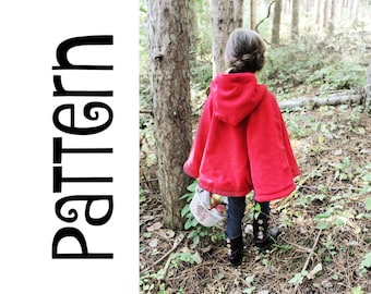 Peut inclure: Une cape à capuche rouge avec un panier blanc rempli de pommes rouges. La cape est portée par un enfant debout dans une forêt.