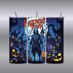 Puede incluir: Un vaso con temática de Halloween con un diseño espeluznante. La obra de arte incluye una figura con ropa oscura, calabazas y casas embrujadas bajo la luna llena. Las palabras "HALLOWEEN TOWN" se muestran de forma destacada.