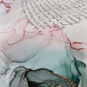 Puede incluir: Pintura abstracta con un esquema de color turquesa, gris y rosa. La pintura tiene un aspecto texturizado y marmoleado con acentos dorados. La pintura tiene un mensaje escrito a mano en tinta negra que dice "He will say of the one he is my refuge my fortress, My God, in whom I trust fly tod will REST in the shadow of the Almighty He who dwells in the shelter of the pestilence. He will cour you deadly pa feathers, & und Chield Egrampart you refuge His faithfulbrew &bull; the plague thas Fall at or of nightinor the attor the but u nor the pestilence that stake in the error that fle by under this wings you will".