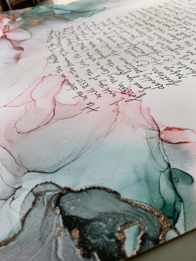 Puede incluir: Pintura abstracta con un esquema de color turquesa, gris y rosa. La pintura tiene un aspecto texturizado y marmoleado con acentos dorados. La pintura tiene un mensaje escrito a mano en tinta negra que dice "He will say of the one he is my refuge my fortress, My God, in whom I trust fly tod will REST in the shadow of the Almighty He who dwells in the shelter of the pestilence. He will cour you deadly pa feathers, & und Chield Egrampart you refuge His faithfulbrew &bull; the plague thas Fall at or of nightinor the attor the but u nor the pestilence that stake in the error that fle by under this wings you will".
