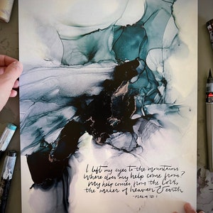 Ik hef mijn ogen op naar het teken van de bergen, Psalm 121 Bijbelvers kunst aan de muur, mijn hulp komt van het teken van de Heer, schilderen met alcoholinkt, vloeibare kunst