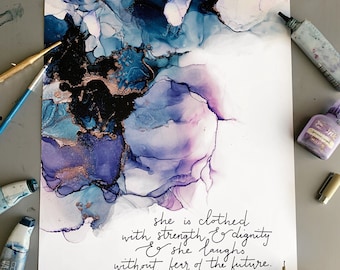 Arte de pared con versículo bíblico Proverbios 31:25, Ella está vestida de fuerza y dignidad y se ríe sin miedo al futuro, pintura con tinta de alcohol.