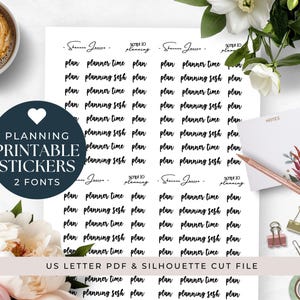Puede incluir: Pegatinas imprimibles para planificador con frases como "plan", "planner time" y "planning sesh". La imagen incluye una taza de café, flores, un bloc de notas y material de oficina. Las pegatinas vienen en dos fuentes.