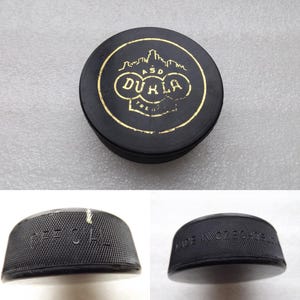 rondelle de hockey vintage, rondelle de hockey officielle, DULKA TRENČÍN AŠD fabriqué en Tchécoslovaquie des années 1970, livraison gratuite dans le monde entier