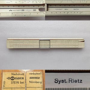 Puede incluir: Una regla de cálculo vintage, de color crema, con múltiples escalas y un marco de metal. La regla de cálculo está marcada con "A.W. Faber Castell" y "Syst. Rietz". Este instrumento, utilizado para cálculos, es una reliquia de una época pasada.