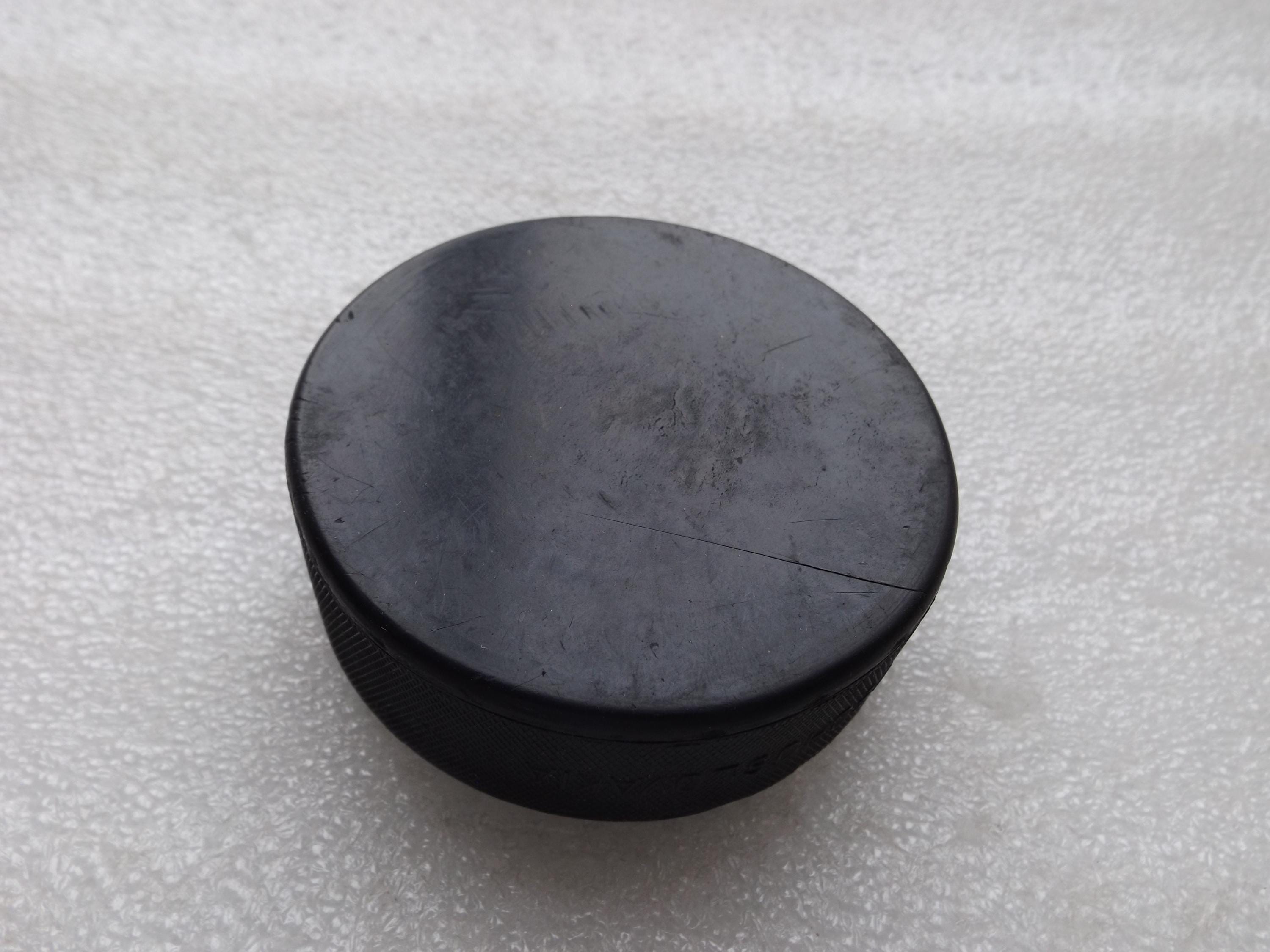Palet officiel pour le hockey sur glace.Homologué pour les matchs