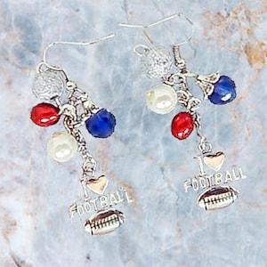 VOETBALOORBELLEN, op voetbal geïnspireerde oorbellen, voetbalsieraden, voetbalbedels, rode, blauwe, witte en zilveren kralen - 0167S