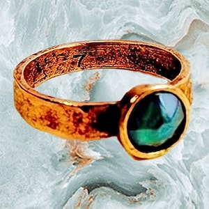 GEHÄMERTER GOLDRING, vergoldeter Ring, Swarovski Kristall, tolles Geschenk, versandfertig, grüner Kristall, Größe 7 Ring - 1746SM