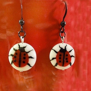 LADYBUG OHRRINGE, Marienkäfer Schmuck, Marienkäfer auf weißer Perle, Marienkäfer, Käfer Ohrringe, Käfer Schmuck, Marienkäfer rot und schwarz, schwarze Ohrhaken - 0452-