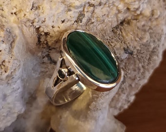 Silver ring with central malachite and side sapphires