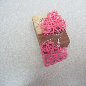 Shuttle tatted heart earrings