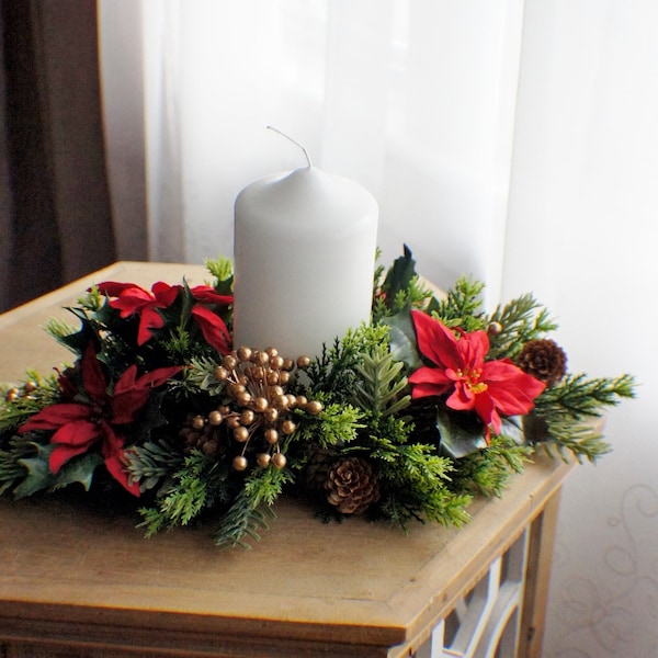 Kerstarrangement in landelijke stijl, winterse tafeldecoratie, kerstgroen, kerstarrangement met jeneverbessen, direct leverbaar.