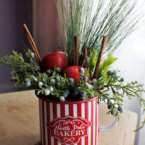Weihnachtsgesteck, Weihnachtsarrangement, Weihnachtsschmuck, Rotes Arrangement, Weihnachtsgeschenk, Tischdekoration
