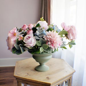 Seidenblumengesteck, zartes Rosa und Blues-Arrangement, Rosenarrangement, Eukalyptus-Hochzeits-Arrangement-Tischdekoration Housewarming