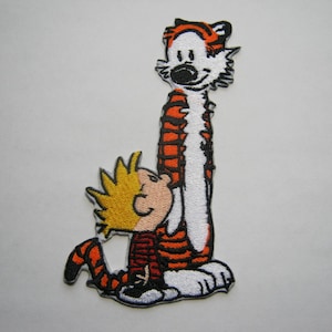 Adorable Junge und seine Tiger Freunde gestickter Aufnäher, Geschenk für ihn, Geschenk für sie, Geburtstag, Tiere, Freundlichkeit, BFF, Comic Strip, Freundschaft