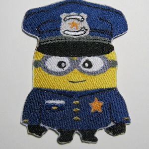 Op de afbeelding: Geborduurde patch met een gele Minion-personage gekleed in een politie-uniform. De Minion draagt een blauw uniform, een hoed en een zilveren bril. Een gouden ster staat op het uniform en de hoed. Op een witte achtergrond.