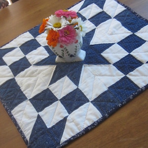 Elegante Antike Indigo und weiße Stern Table Quilt 52x50 cm