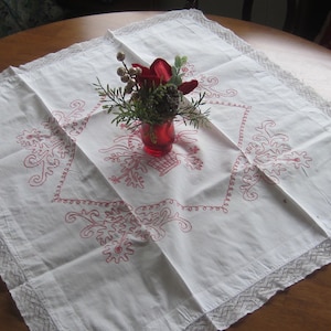 &quot;Schöner antiker roter handbestickter Korb mit Spitzentischdecke 74X30,5&quot;&quot;