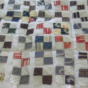 Puede incluir: Un conjunto de pequeños parches de tela cuadrados en varios colores y patrones, incluyendo diseños florales y geométricos, dispuestos sobre un fondo blanco. Estos parches son probablemente para un proyecto de edredón u otro textil.