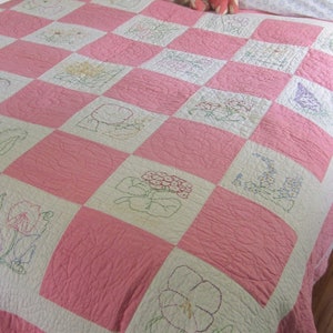 Heerlijke vintage roze handgeborduurde bloemenquilt, 74 x 74 inch