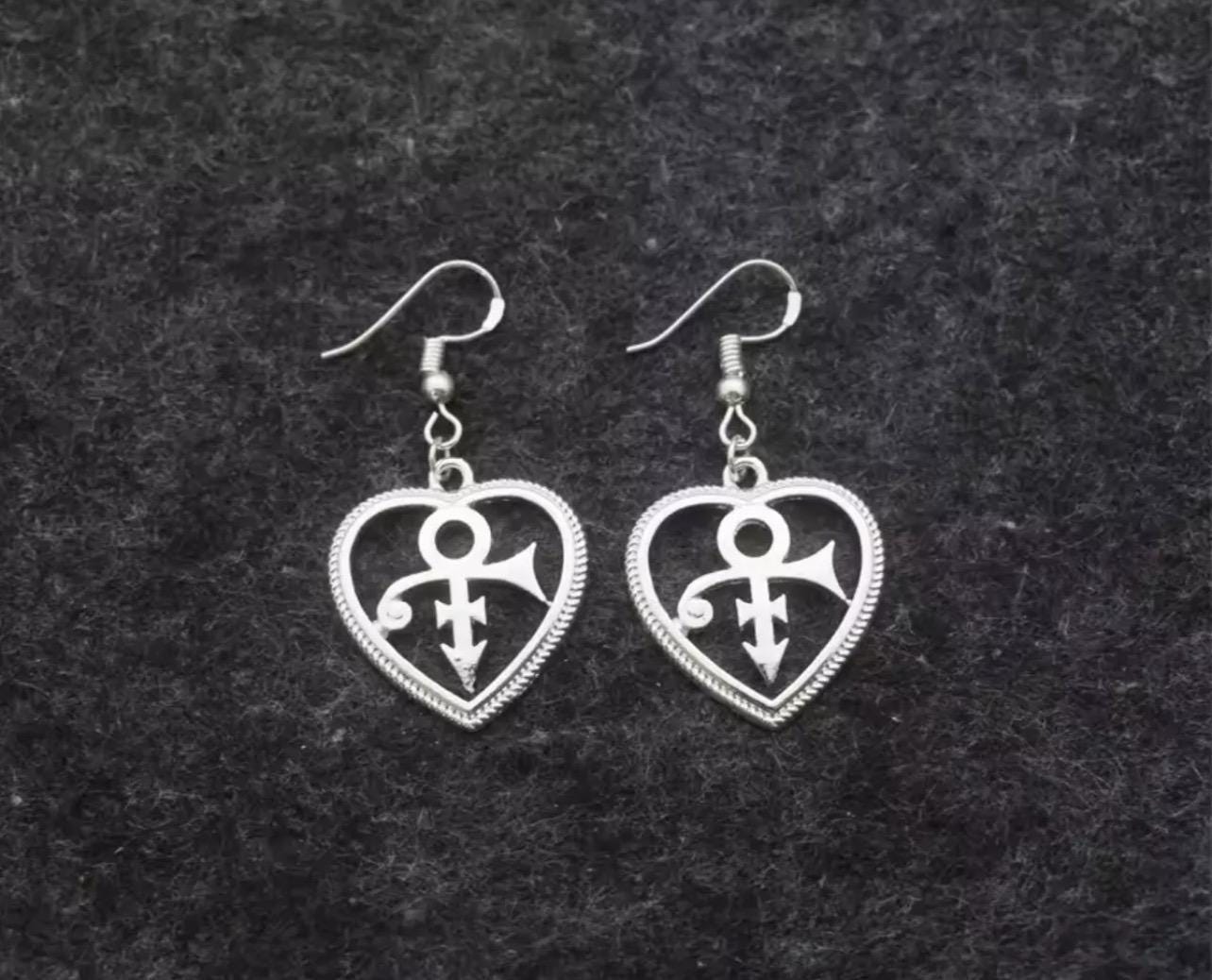 ★BLACK PURPLE★送料込★韓国★人気★Signity symbol earrings Prince Love Symbol Earrings the Artist Heart Shaped Purple