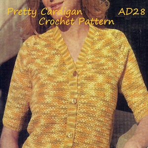 Puede incluir: Un cárdigan de crochet amarillo y verde con cuello en V y cierre de botones. El patrón es AD28. Pretty Cardigan Crochet Pattern.