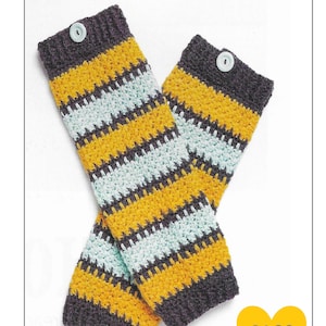 Puede incluir: Calentadores de piernas de ganchillo con rayas amarillas, celeste y gris oscuro. Los calentadores tienen un botón en la parte superior. El texto "Legwarmers Crochet Pattern" está en la parte superior de la imagen.