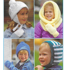 Może przedstawiać: Zdjęcie wzoru na dzianinowe czapki. Na zdjęciu widać czworo dzieci w różnych dzianinowych czapkach, w tym białą czapkę z nausznikami, żółty komin i rękawiczki, niebieską czapkę i pasiasty kaptur. U góry znajduje się napis "Mixed Hat Knitting Pattern".